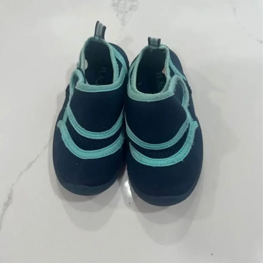 Youth 9-10 Toddlers water shoes  Childern’s place baby blue on dark blue